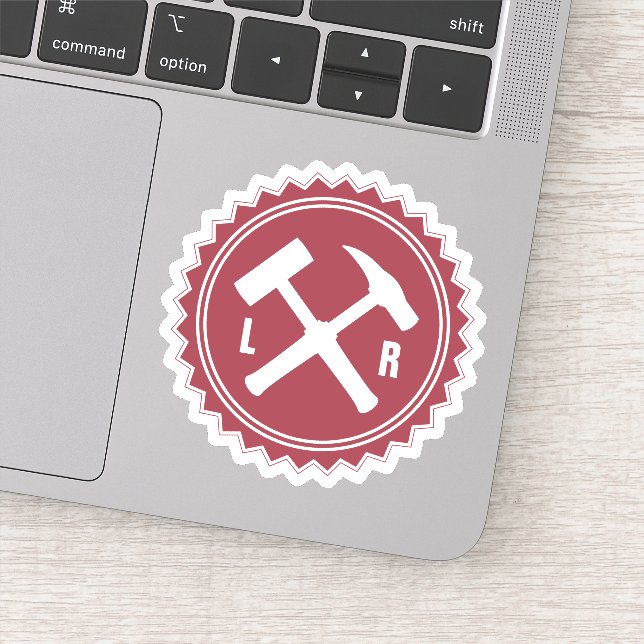 Das Hammer-Logo des Geologen mit den Initialen auf Aufkleber (Detail)