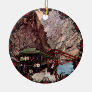 Das Hanging Bridge-Ornament Keramikornament
