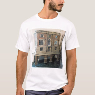 Das Haus der Englisch balustraded Puppe mit Balkon T-Shirt
