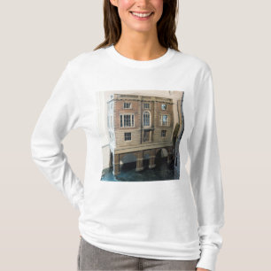 Das Haus der Englisch balustraded Puppe mit Balkon T-Shirt