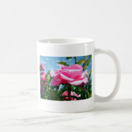 Das herrliche Rosa erhob sich am blauen Himmel. Bl Kaffeetasse