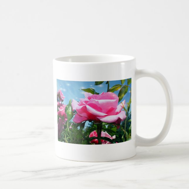 Das herrliche Rosa erhob sich am blauen Himmel. Bl Kaffeetasse (Rechts)