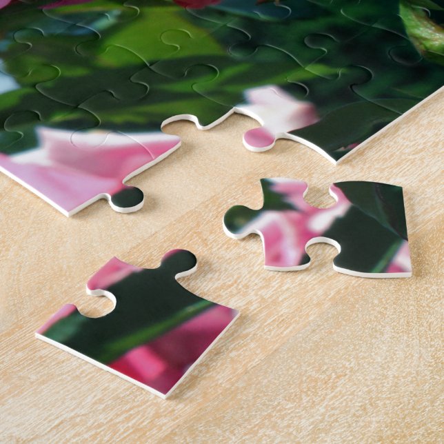 Das herrliche Rosa erhob sich am blauen Himmel. Bl Puzzle (Seite)
