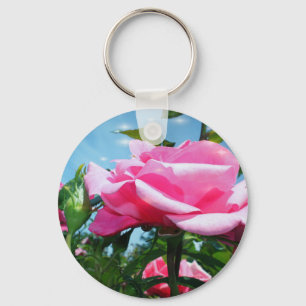 Das herrliche Rosa erhob sich am blauen Himmel. Bl Schlüsselanhänger