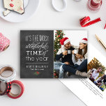 Das herrlichste Zeit Rustikales Chalkboard-Foto Feiertagskarte<br><div class="desc">Das Holiday Foto-Design zeichnet sich durch einen Vintagen rustikalen Stil aus,  der mit "It's the beautiful time of the year",  einer Mischung aus Typografie,  Akzent der Weihnachtsgrün und einem schwarzen Chalkboard-Hintergrund mit einem strukturierten Erscheinungsbild kombiniert wird.</div>