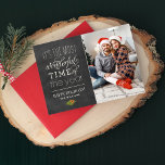 Das herrlichste Zeit Rustikales Chalkboard-Foto Feiertagskarte<br><div class="desc">Das Holiday Foto-Design zeichnet sich durch einen Vintagen rustikalen Stil aus,  der mit "It's the beautiful time of the year",  einer Mischung aus Typografie,  Akzent der Weihnachtsgrün und einem schwarzen Chalkboard-Hintergrund mit einem strukturierten Erscheinungsbild kombiniert wird.</div>
