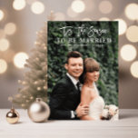 Das Hochzeitsankündigung-Foto der Saison Dankeskarte<br><div class="desc">Ein trendiges Design mit einem Foto der Neuvermählten und einem hübschen weißen Pinsel-Urlaubstext. Die Merkmale dieser Karte können personalisiert sein.</div>