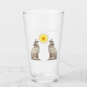 DAS HOWLING COYOTES BENEATEN EINE SÜDWESTLICHE SON GLAS