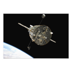 Das Hubble-Weltraumteleskop im Orbit über der Erde Fotodruck