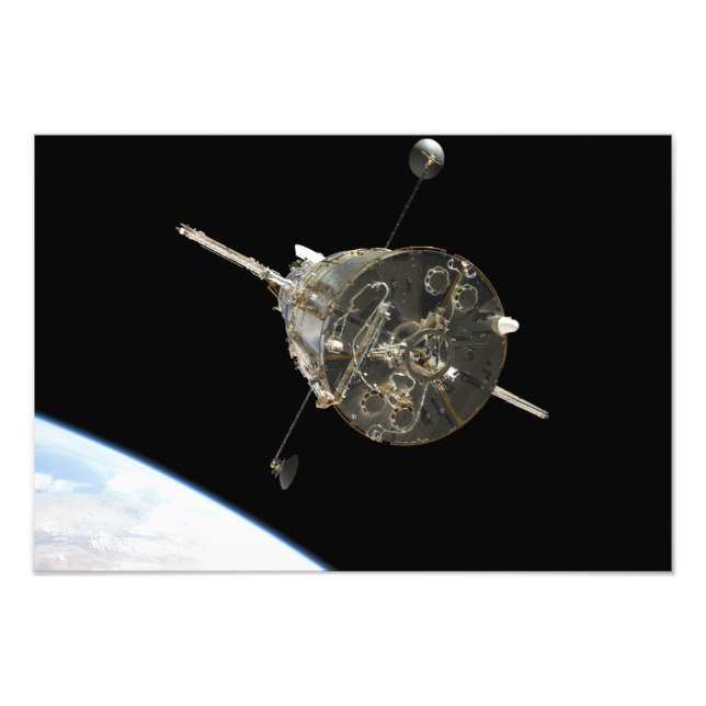 Das Hubble-Weltraumteleskop im Orbit über der Erde Fotodruck (Vorne)