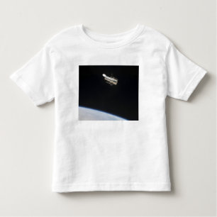 Das Hubble-Weltraumteleskop im Orbit über der Erde Kleinkind T-shirt