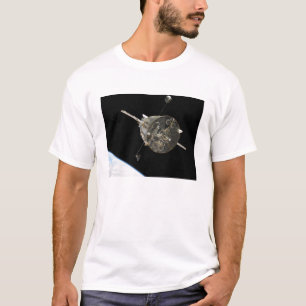Das Hubble-Weltraumteleskop im Orbit über der Erde T-Shirt