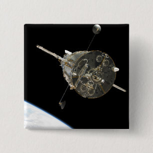 Das Hubble Weltraumteleskop in der Bahn über Erde Button