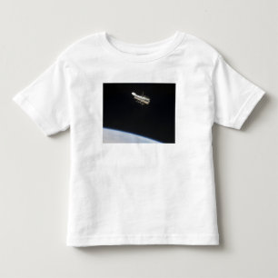 Das Hubble Weltraumteleskop in der Bahn über Erde Kleinkind T-shirt