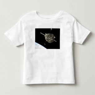 Das Hubble Weltraumteleskop in der Bahn über Erde Kleinkind T-shirt