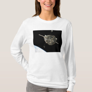 Das Hubble Weltraumteleskop in der Bahn über Erde T-Shirt