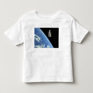 Das Hubble Weltraumteleskop mit einer blauen Erde Kleinkind T-shirt