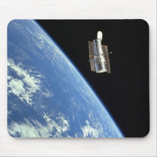Das Hubble Weltraumteleskop mit einer blauen Erde Mousepad