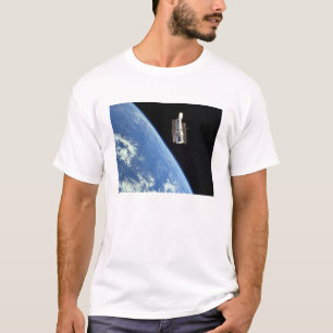 Das Hubble Weltraumteleskop mit einer blauen Erde T-Shirt