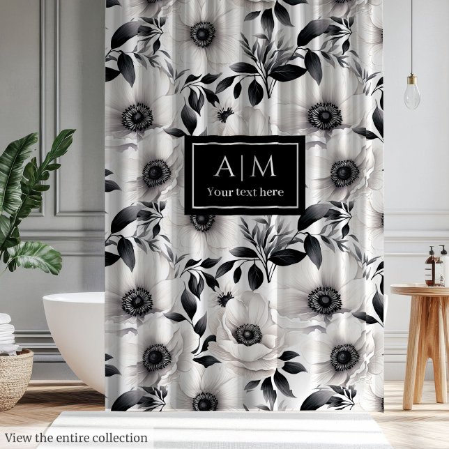 Das hübsche Badezimmer ist mit Blumen in Schwarz u Duschvorhang (Charming black and white floral bathroom decor)