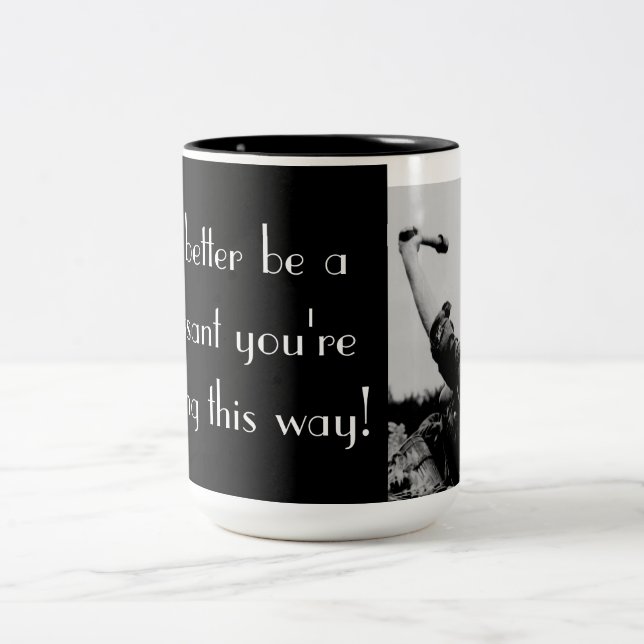 Das ist besser ein Croissant... Zweifarbige Tasse (Mittel)