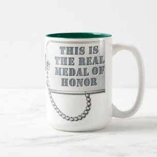 Das ist die Ehrenmedaille Zweifarbige Tasse