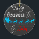 Das ist die Jahreszeit für Jolly Chalkboard Orname Keramik Ornament<br><div class="desc">Das ist die Jahreszeit zu Jolly Chalkboard Ornament. Hänge auf dem Weihnachtsbaum oder gib als Geschenk. Bilder,  die auf diesem Artikel verwendet werden,  sind offiziell lizenziert / © Graphics Factory.com</div>