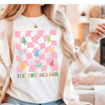 Das ist die Jahreszeit Groovy Pink Coquette Weihna Tri-Blend Shirt<br><div class="desc">Dieses Shirt der Jahreszeit Groovy Pink Retro Coquette Weihnachtsfeiertag Tri-Blend bietet den Text "Tis The Season" in modernen Drehbüchern Typografie mit Weihnachtsbäumen und Bögen auf einem rosa Schachbrett. Ideal für Weihnachtsgeschenke,  Weihnachts-Party und Feierlichkeiten,  Geburtstage und vieles mehr. Erstellt von Evco Studio www.zazzle.com/store/evcostudio</div>