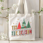 Das ist die Jahreszeit Moderne Weihnachtstypografi Tragetasche<br><div class="desc">'Diese Jahreszeit Moderne Weihnachtstypografie festliche Holiday Tote Tag enthält den Text "Diese Jahreszeit" in modernen Drehbüchern Typografie mit modernen Weihnachtsbäumen. Ideal für Weihnachtsgeschenke,  Weihnachtsdekoration,  Feierlichkeiten und vieles mehr. Erstellt von Evco Studio www.zazzle.com/store/evcostudio</div>