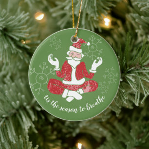 Das ist die Jahreszeit, um den Yoga Santa zu durch Keramik Ornament