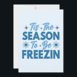 Das ist die Jahreszeit zu sein Freezin - Winterspa Karte<br><div class="desc">Feiern Sie die kühle Jahreszeit mit einem Lächeln mit diesem "'Dies ist die Jahreszeit zu sein Freezin" Design. Mit cooler blauer Typografie und spielerischen Schneeflockakzenten vereint dieses Design die lustige Seite des Winterwetters. Das Zazzle-Sortiment ist für T - Shirt, Tasse und Hobbys erhältlich und eignet sich hervorragend, um Ihren Wintergarderobe...</div>