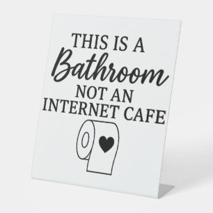 Das ist ein Badezimmer, kein Internetcafé. Sockelschild