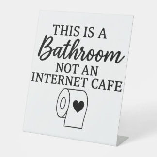 Das ist ein Badezimmer, kein Internetcafé. Sockelschild
