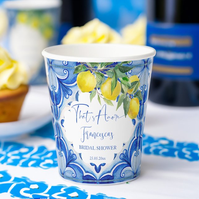 Das ist ein italienisches Brautparty aus blauem Fl Pappbecher (That's amore Blue tiles lemons vintage Italian bridal shower monogram printed Paper Cups table decor)