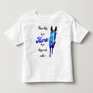 Das ist ein Pferd mit einer anderen Farbe in Blau Kleinkind T-shirt