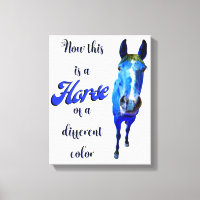 Das ist ein Pferd mit einer anderen Farbe in Blau