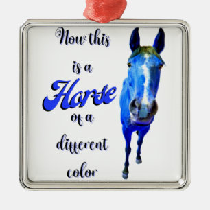 Das ist ein Pferd mit einer anderen Farbe in Blau Ornament Aus Metall