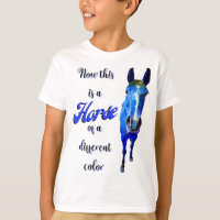Das ist ein Pferd mit einer anderen Farbe in Blau