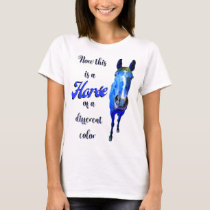 Das ist ein Pferd mit einer anderen Farbe in Blau T-Shirt