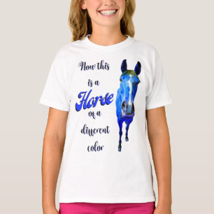 Das ist ein Pferd mit einer anderen Farbe in Blau T-Shirt