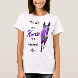 Das ist ein Pferd mit einer anderen Farbe Lila T-Shirt