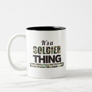 Das ist eine Soldatin, die man nicht verstehen wü Zweifarbige Tasse