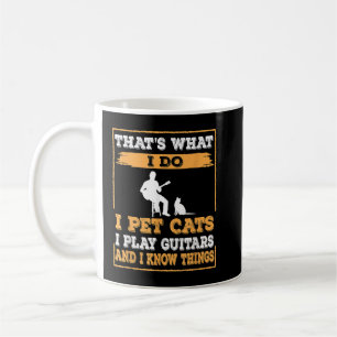 Das ist es, was ich tue, ich füttere Katzen, die i Kaffeetasse