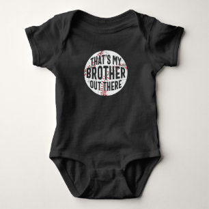 Das ist mein Bruder da draußen Baseballbruder Baby Strampler