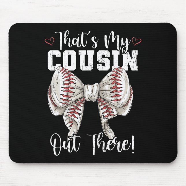 Das ist mein Cousin da draußen Baseball Coquette B Mousepad (Vorne)