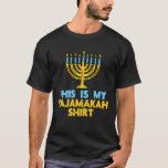 Das ist meine Pajamakah Menorah Hanukkah Pajamas C T-Shirt<br><div class="desc">Nehmen Sie sich dieses komische Shirt Dieses ist mein Pajamakah-T - Shirt als Hanukkah-Geschenk für Ihren jüdischen Freund oder Familienmitglied! Spinnen Sie Ihren dreidel mit diesem Chanukah Pyjamas Juden Weihnachts-PJs Hebräisch Outfit für Männer,  Frauen,  Kinder,  Mädchen,  Jungen und haben eine glückliche Hannukah</div>