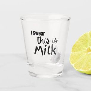 Das ist Milch. Schnapsglas