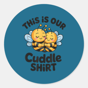 Das ist unser Kuschel-Shirt Süße Bienen Paar Runder Aufkleber