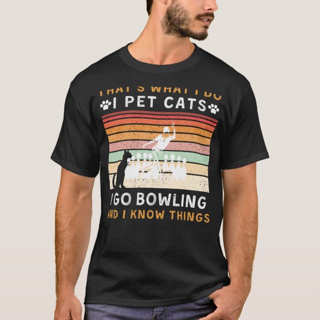 Das  ist, was ich tue, ich passe Katzen und gehe  T-Shirt (Vorderseite)