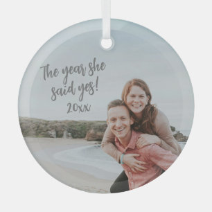 Das Jahr, in dem sie Ja sagte Verlobungsfoto Hands Ornament Aus Glas